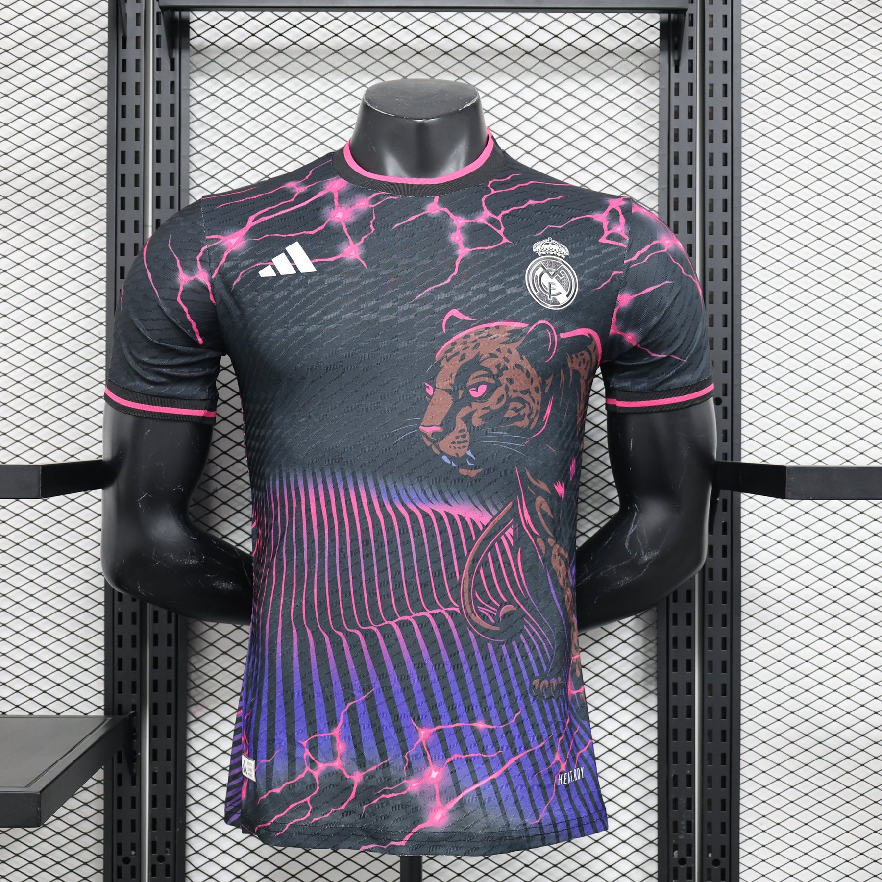 Camisa Real Madrid Edição Especial 2024/25 Jogador Masculino com Patch- Preta, Roxa e Rosa