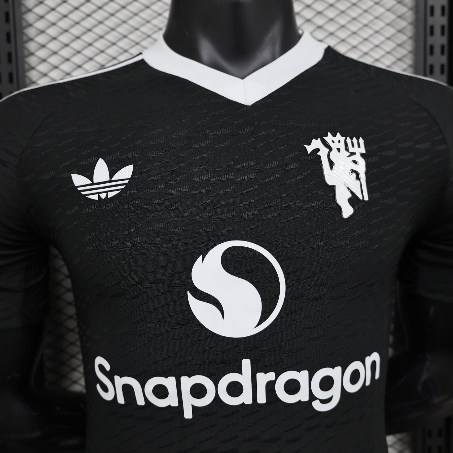 Camisa Manchester United 2024/25 Jogador Masculino com Patch - Preta e Branca