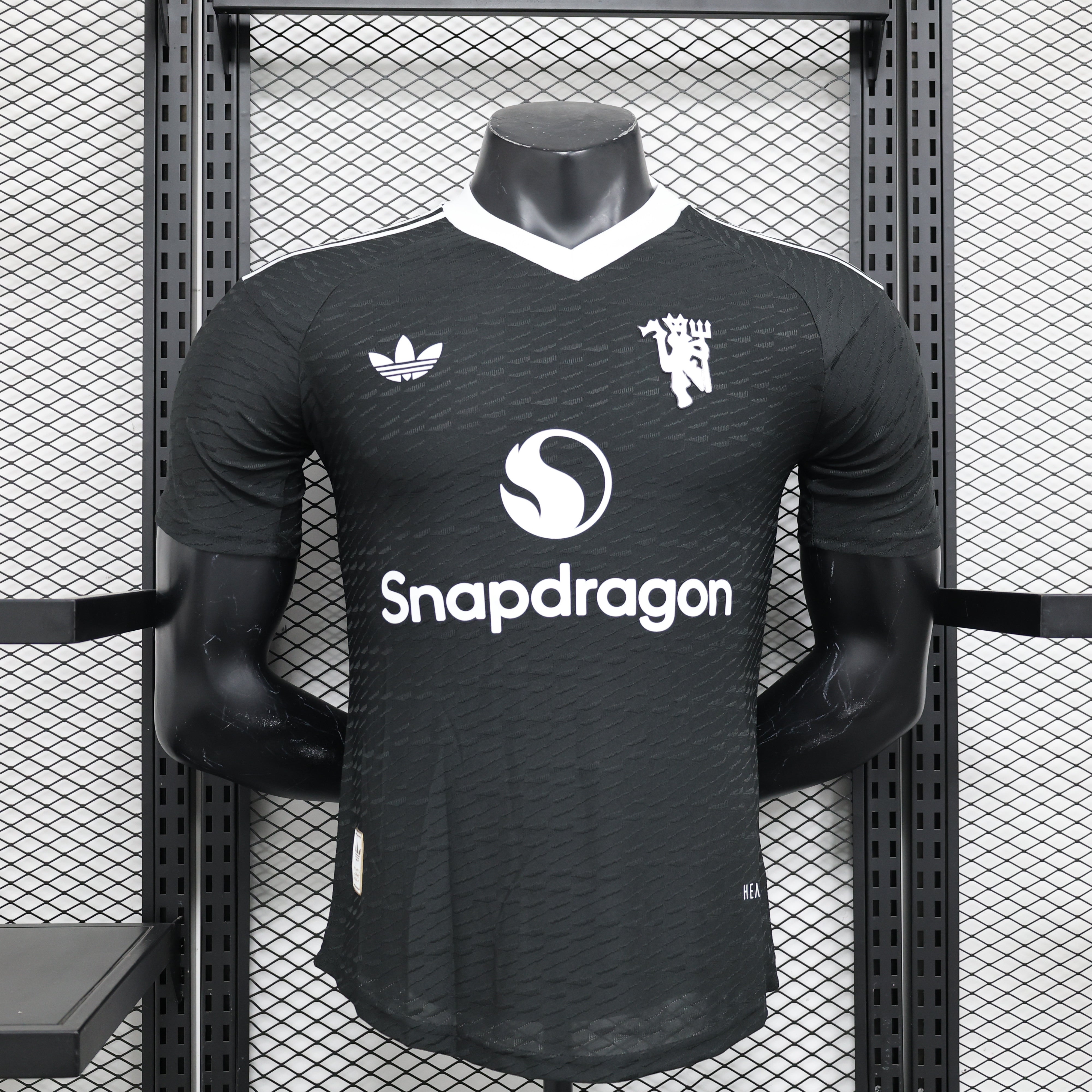 Camisa Manchester United 2024/25 Jogador Masculino com Patch - Preta e Branca