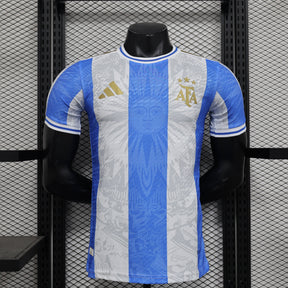 Camisa Seleção Argentina Edição Especial 2024/25 Jogador Adidas Masculino com Patch- Azul, Branca e Dourada