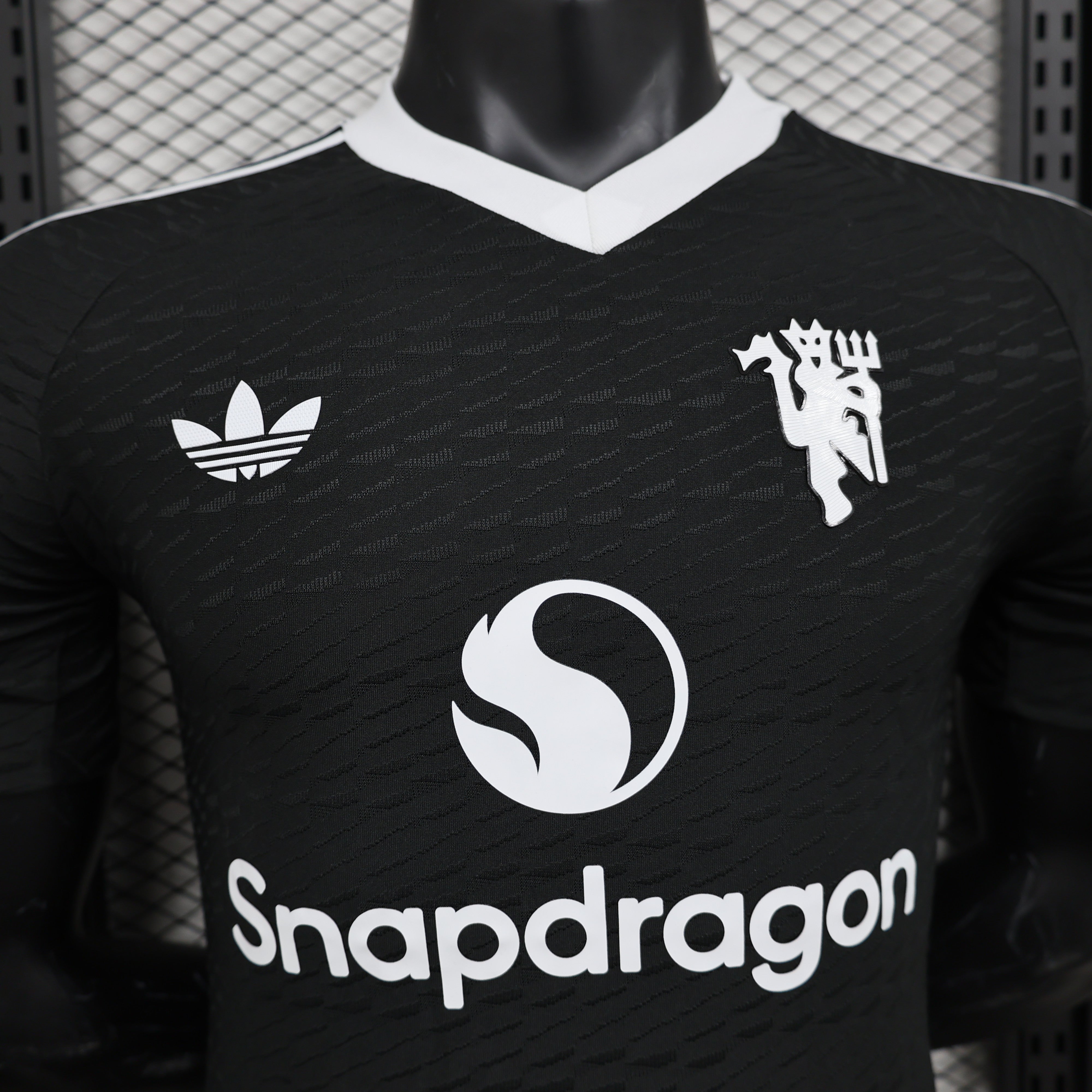 Camisa Manchester United 2024/25 Jogador Masculino com Patch - Preta e Branca