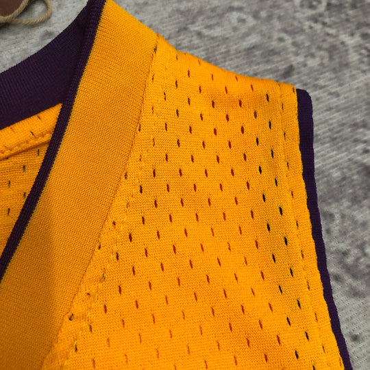 Regata Mitchell & Ness Los Angeles Lakers 1999-00 Dourada