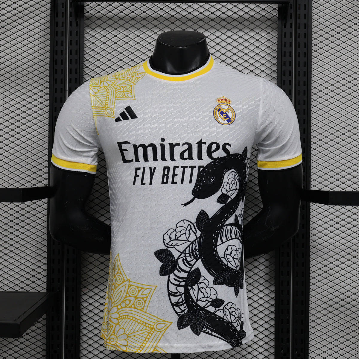 Camisa Real Madrid Edição Especial 2024/25 Jogador Masculino com Patch - Branca, Dourada e Preta