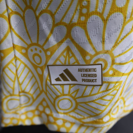 Camisa Real Madrid Edição Especial 2024/25 Jogador Masculino com Patch - Branca, Dourada e Preta