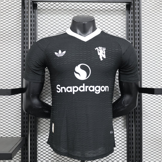 Camisa Manchester United 2024/25 Jogador Masculino com Patch - Preta e Branca