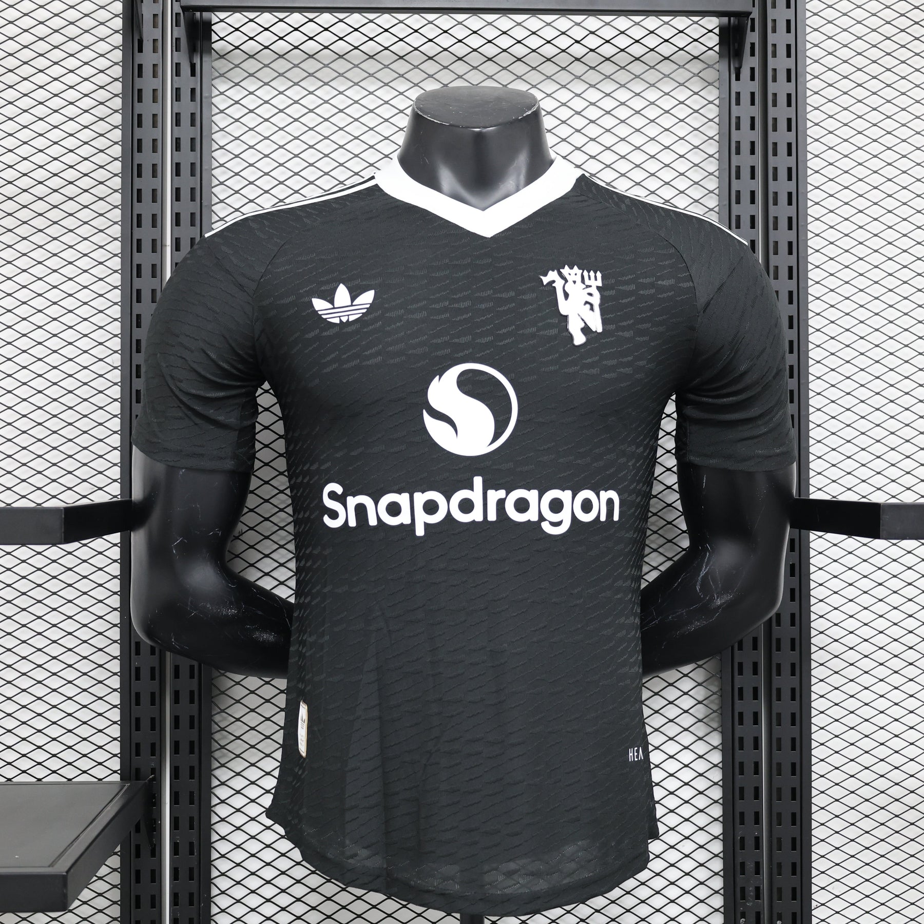 Camisa Manchester United 2024/25 Jogador Masculino com Patch - Preta e Branca