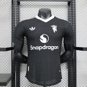 Camisa Manchester United 2024/25 Jogador Masculino com Patch - Preta e Branca