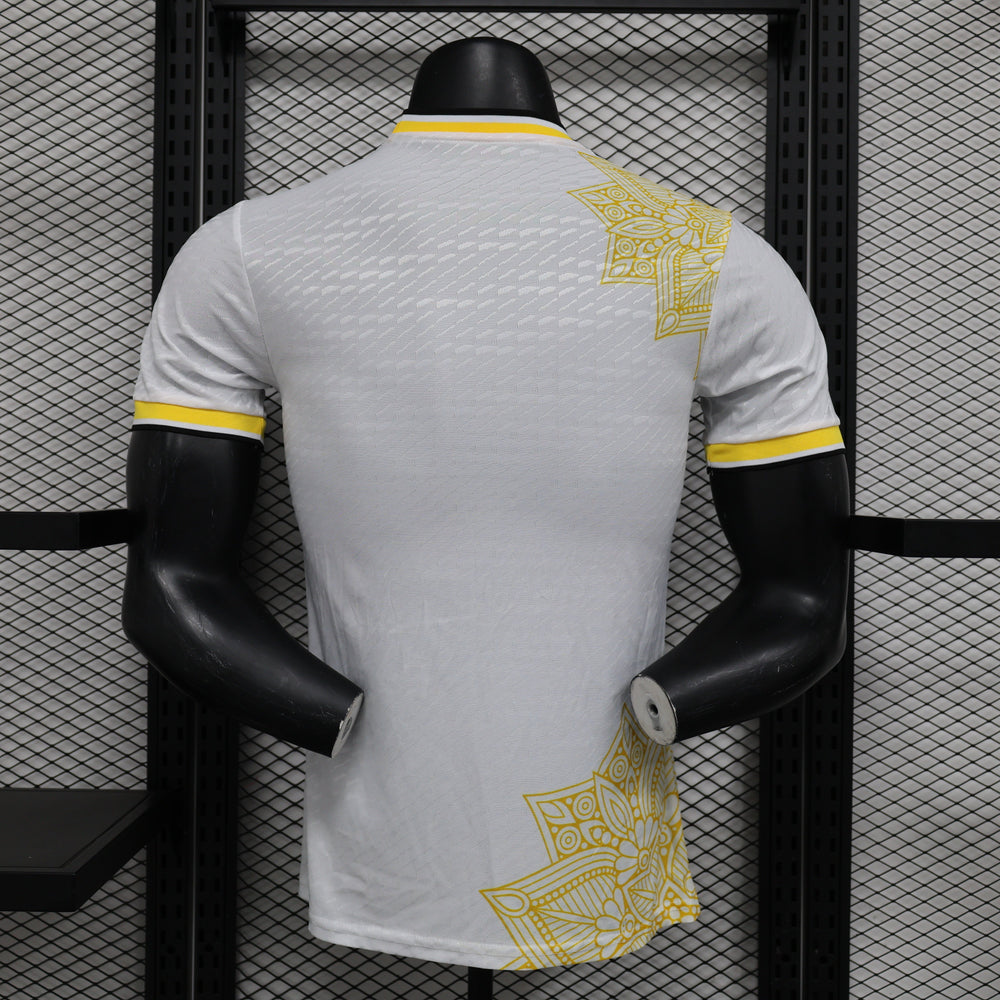 Camisa Real Madrid Edição Especial 2024/25 Jogador Masculino com Patch - Branca, Dourada e Preta