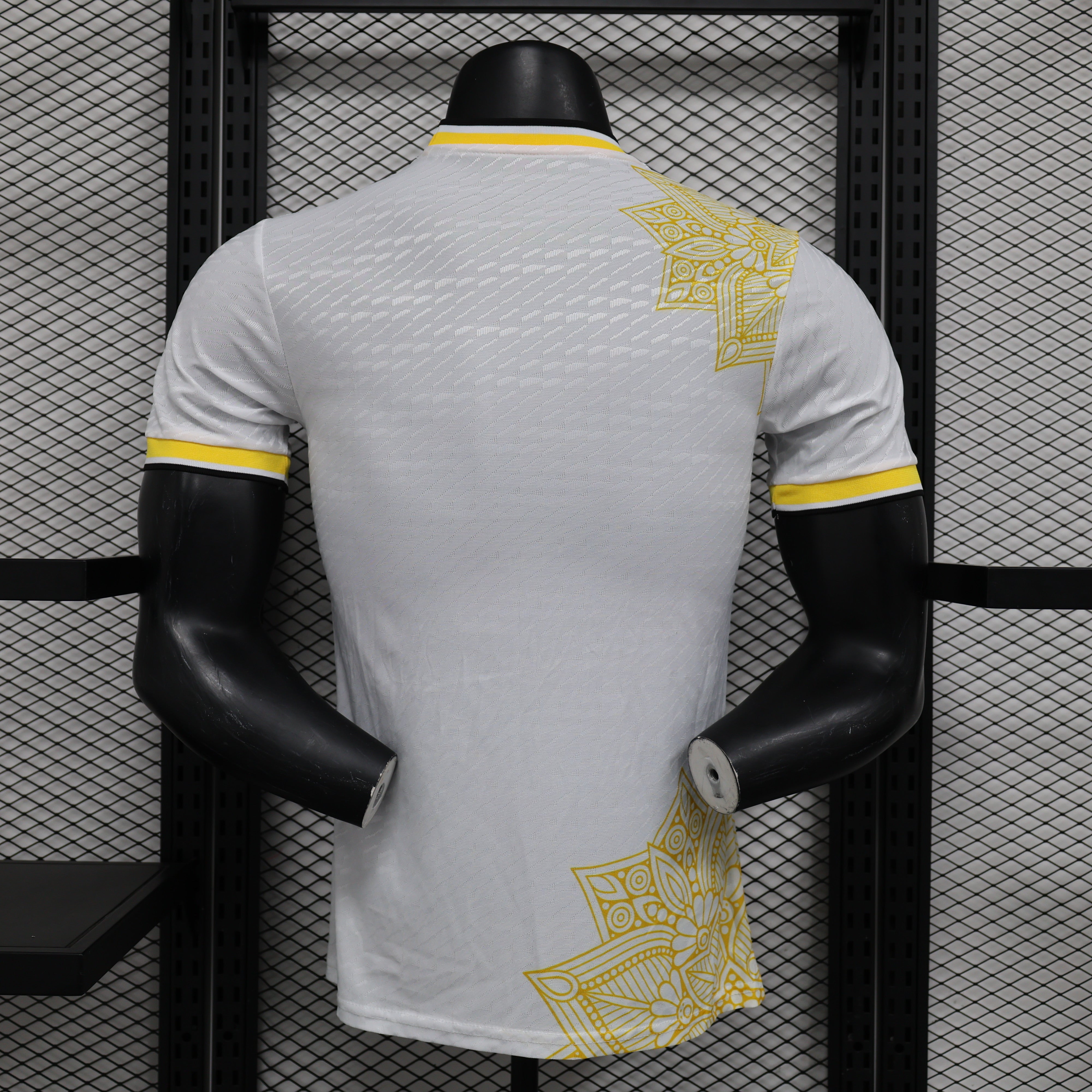 Camisa Real Madrid Edição Especial 2024/25 Jogador Masculino com Patch - Branca, Dourada e Preta
