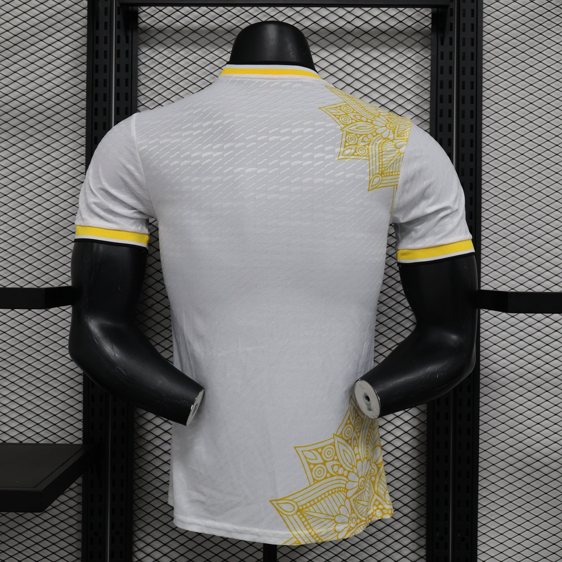 Camisa Real Madrid Edição Especial 2024/25 Jogador Masculino com Patch - Branca, Dourada e Preta