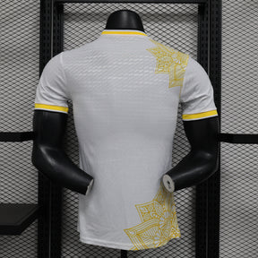 Camisa Real Madrid Edição Especial 2024/25 Jogador Masculino com Patch - Branca, Dourada e Preta