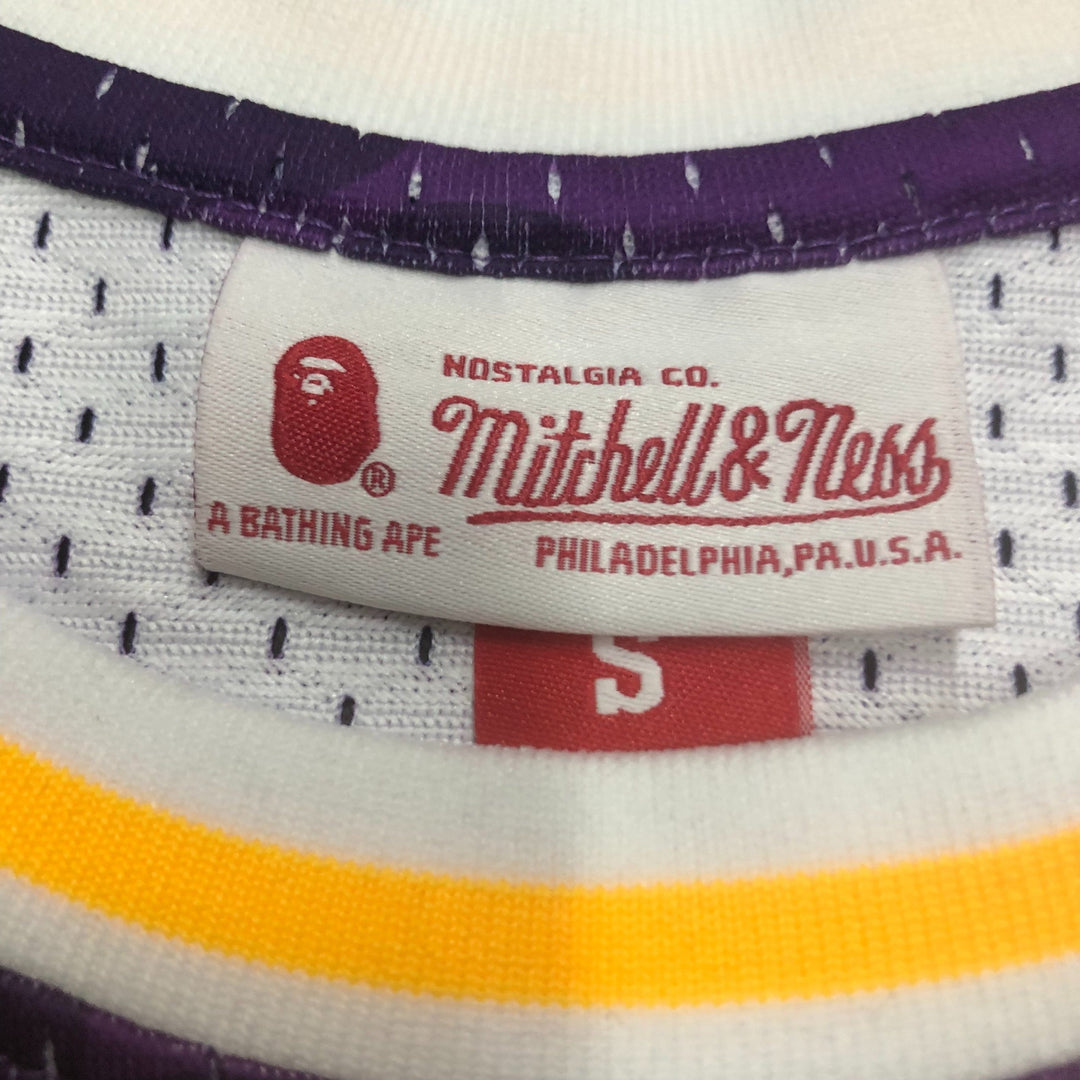 Regata Mitchell & Ness x BAPE – Los Angeles Lakers Roxo